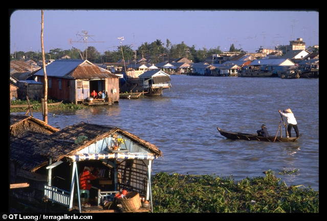 Thuyền trên sông (Châu đốc)