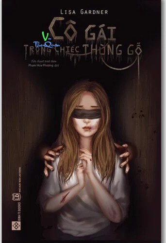 Cô Gái Trong Chiếc Thùng Gỗ