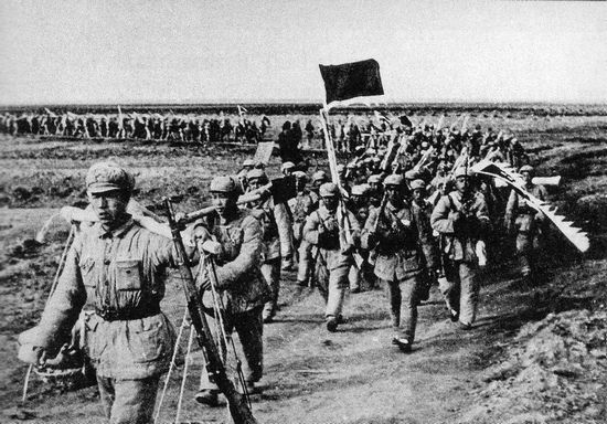 Năm 1948, chiến cuộc bắt đầu thay đổi, từ bây giờ trở đi không còn có thể ngăn chận Hồng Quân tiến quân được nữa – ở đây là một đơn vị đang trên đường tiến về Bắc Kinh. Ảnh: GEO EPOCHE
