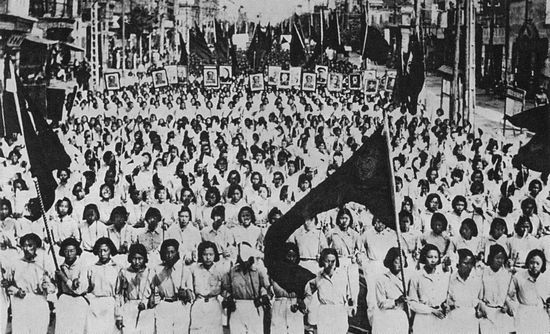 Chế độ lợi dụng l&ograve;ng nhiệt t&igrave;nh của giới trẻ: như v&agrave;o ng&agrave;y 1 th&aacute;ng 19 năm 1950, kỷ niệm ng&agrave;y lập nước, sinh vi&ecirc;n đ&atilde; diễu h&agrave;nh tr&ecirc;n đường phố Bắc Kinh. Ảnh: GEO EPOCHE
