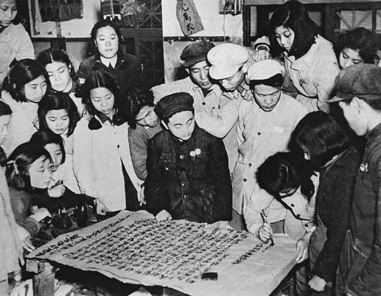 Năm 1950, c&ocirc;ng nh&acirc;n hứa với Mao trong một bức thư rằng họ sẵn s&agrave;ng sản xuất nhiều h&agrave;ng h&oacute;a hơn nữa trong nh&agrave; m&aacute;y của họ. Ảnh: GEO EPOCHE