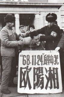 Tòa án: Trong tháng 11 năm 1968, con trai của một cựu bí thư Đảng ở Cáp Nhĩ Tân bị lên án công khai là đã bảo vệ cha mình trong một bức thư nặc danh. Người ta treo tấm bảng "Tên phản cách mạng Ouyang Xiang" lên cổ anh ấy. Khi muốn tự vệ, anh ấy bị bịt miệng lại. Vài ngày sau đó anh ấy rơi xuống từ một cửa sổ – được cho là đã tự tử. Ảnh: GEO Epoche