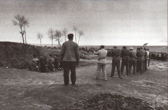 Đội hành hình: Trong tháng 4 năm 1968, những người bị cho là "phản cách mạng" bị xử bắn ở Hắc Long Giang. Cho tới năm 1976, có khoảng ba triệu người là nạn nhân của cuộc Cách mạng Văn hóa. Ảnh: Geo Epoche