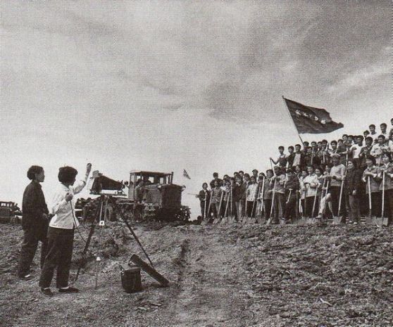 Hân hoan chiến thắng: Năm 1969, Mao lại đứng đầu ĐCS mà không ai dám tranh giành nữa. Ông gửi Hồng Vệ Binh về làm việc ở nông thôn, như ở đây trong vùng Mãn Châu. 16 triệu thanh thiếu niên vì thế mà đã không được đào tạo. Ảnh: GEO Epoche