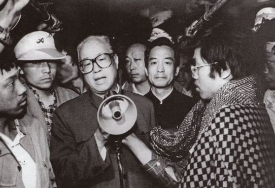 ĐCS chia rẽ. Ngày 19 tháng 5, sếp Đảng Triệu Tử Dương nói chuyện với các sinh viên mà ông ấy cho rằng một phần các yêu cầu của họ là có lý do. Nhưng nhiều quan chức lo sợ một cuộc Cách mạng Văn hóa lần thứ nhì (bên phải cạnh Triệu là Ôn Gia Bảo). Ảnh: GEO Epoche.