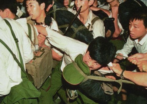 Quân nhân, thường không trang bị vũ khí, cố gắng thêm nhập vào tới quảng trường mà không gây sự chú ý. Họ bị chận lại, bị đánh đập, nhiều người bị đánh mất hành lý và giày, rồi họ bỏ đi. Một thắng lợi của những người biểu tình. Ảnh: GEO Epoche.