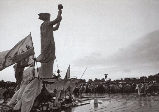 Thiên An Môn, 30 tháng 5: sinh viên khai mạc "Nữ thần Dân chủ", một bức tượng cao mưới mét. Đối với nhiều người hiện giờ đã kiệt sức thì đấy là một biểu tượng mới của hy vọng – thế nhưng đối với giới lãnh đạo nhà nước thì đấy là một sự khiêu khích ngay giữa Bắc Kinh. Ảnh: GEO Epoche.