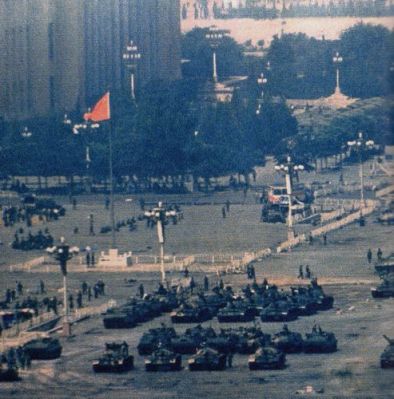 Xe tăng thống trị thành phố mười ngày liền, như ở đây trên Thiên An Môn. Rồi quân đội rút đi. Nhưng cơn sốc về cuộc biểu tình vẫn còn đặt dấu ấn lên giới tinh hoa của Trung Quốc cho tới ngày nay, giới mà cũng vì thế nên không cho phép có tự do về chính trị. Ảnh: GEO Epoche.