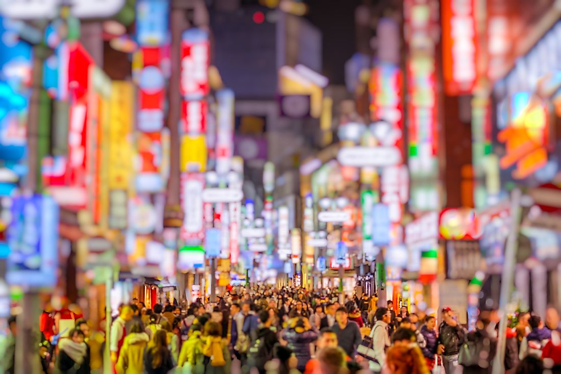 A crowd of people in a city

Description automatically generated with medium confidence