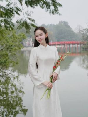 Thân Áo Trắng